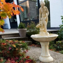 STILISTA® Gartenbrunnen Modell Aphrodite Springbrunnen 55 x 55 x 118 cm Brunnen inkl. Pumpe